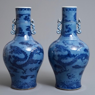 Une paire de vases en porcelaine de Chine bleu de lavande à décor de dragons, 18/19ème