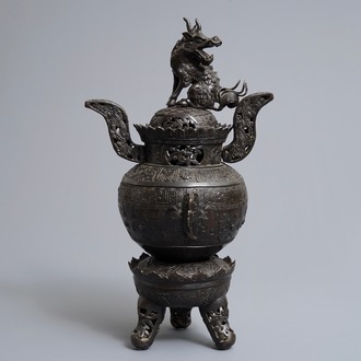 Een grote Chinese bronzen wierookbrander op drie poten, 19/20e eeuw