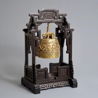 Une cloche en bronze doré dans son cadre de suspension en bois de zitan, marque de Qianlong, 18/19th C.