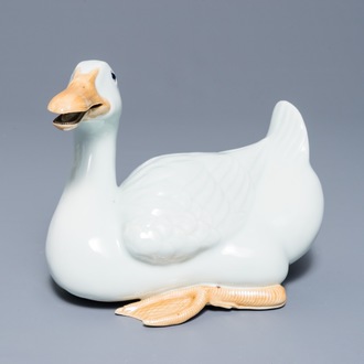 Een Chinees blanc de Chine model van een gans, reliëfmerk, Republiek, 20e eeuw