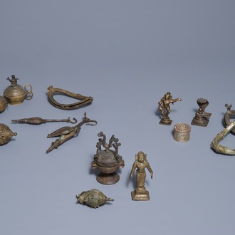 Un lot varié de statuettes et objets utilitaires en argent et bronze, Inde, 18/19ème