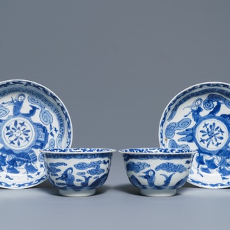 Une paire de tasses et soucoupes en porcelaine de Chine bleu et blanc pour le marché français, Kangxi