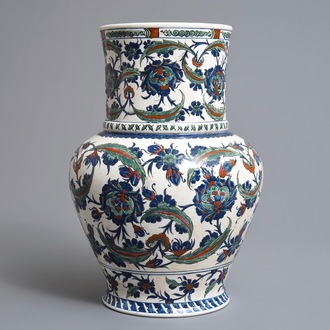 An Iznik-style vase with floral design, Samson, Paris, 19e eeuw