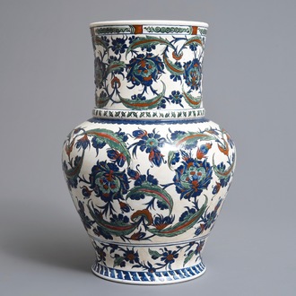 Een Iznik-stijl vaas met floraal decor, Samson, Parijs, 19e eeuw