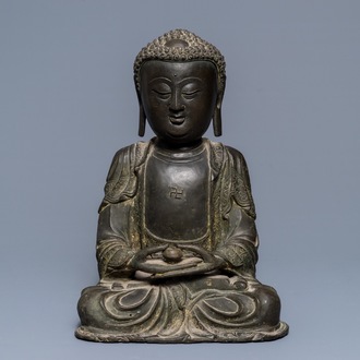 Een Chinees bronzen model van Amithaba Buddha, Ming