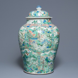 Un grand vase couvert en porcelaine de Chine famille verte à décor de paysages fluviales, Kangxi