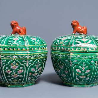 Une paire de bols couverts en porcelaine de Chine de style Bencharong pour le marché thai, 19ème