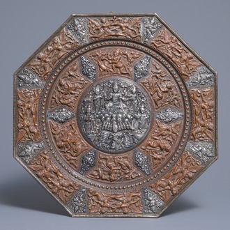 Een grote Tibetaanse votieve schotel met reliëfdecor in koper en zilver, 19/20e eeuw