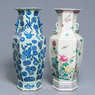 Deux vases de forme hexagonale en porcelaine de Chine famille rose et bleu et blanc sur fond céladon, 19ème