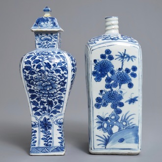 Une bouteille de forme carré en porcelaine de Chine bleu et blanc, Wanli, et un vase couvert, Kangxi