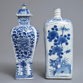 Een Chinese blauwwitte vierkante fles, Wanli, en een dekselvaas, Kangxi