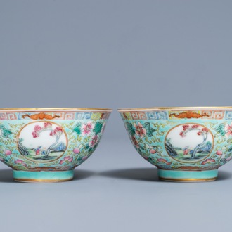 Une paire de bols en porcelaine de Chine famille rose à fond turquoise, République, 20ème