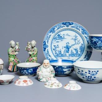 Een collectie Chinees blauwwit en famille rose porselein, w.o. 'Bleu de Hue', 18/19e eeuw