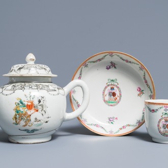 Une théière et une tasse et soucoupe armoriée en porcelaine de Chine grisaille et famille rose, Qianlong