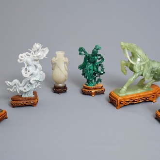 Un vase en jade sculpté et cinq figures en pierre sculptée, Chine, 19/20ème