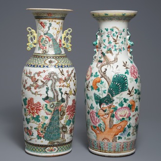 Twee Chinese famille rose vazen met decors van vogels en antiquiteiten, 19e eeuw