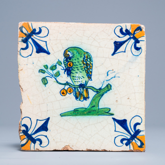 Un carreau en faïence de Delft polychrome à décor d'un perroquet, début du 17ème