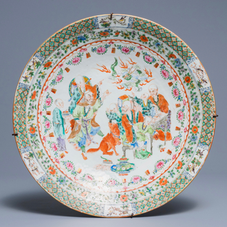 Un plat en porcelaine de Chine rose-verte de Canton, 19ème