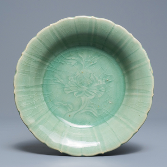 Een Chinees Longquan celadon bord met onderglazuur pioendecor, Ming