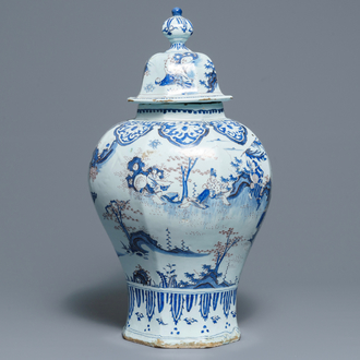 Een grote octagonale dekselvaas met blauwwit en mangaan chinoiserie decor, Nevers, 18e eeuw