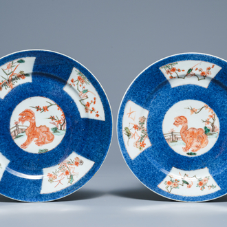 Une paire d'assiettes en porcelaine de Chine famille verte sur fond bleu poudré, Kangxi