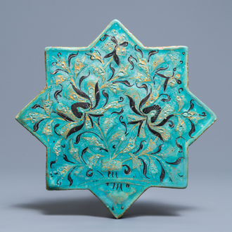 Un carreau en forme d'étoile de type Lajvardina à fond turquoise, Kashan, Iran, 13ème