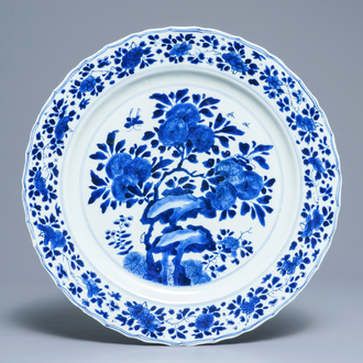 Een Chinese blauwwitte schotel met floraal decor, Kangxi merk en periode