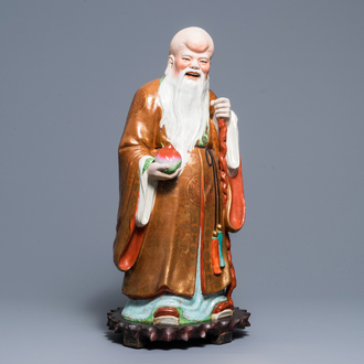 Une grande figure de Shou Lao en porcelaine de Chine famille rose, République, 20ème