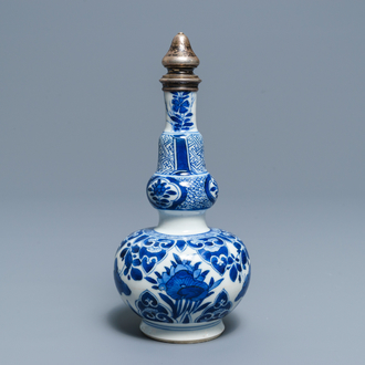 Een Chinese blauwwitte flesvormige vaas met zilveren montuur voor de Perzische markt, Kangxi