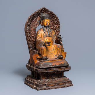 Een grote Chinese vergulde en ingelegd bronzen figuur van Zhenwu op verguld houten basis, Ming