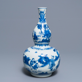 Een Chinese blauwwitte kalebasvaas met figuratief decor rondom, Transitie periode