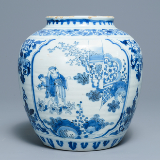 Een blauwwitte Delftse pot met chinoiserie decor, eind 17e eeuw