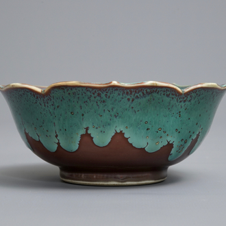 Een Chinese lotusvormige kom met turquoise flambé glazuur met bruine fondkleur, Yongzheng/Qianlong