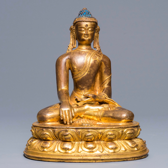 Een Sino-Tibetaanse verguld koperen figuur van Buddha Shakyamuni, 17/18e eeuw