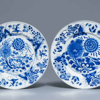 A pair of Chinese blue and white dishes with birds among flowers, Kangxi