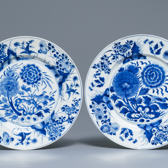 Een paar Chinese blauwwitte schotels met vogels en bloemen, Kangxi