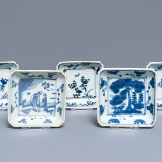 Cinq coupes de forme carré en porcelaine de Chine bleu et blanc 'ko-sometsuke' pour le Japon, Ming