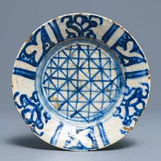 An Islamic blue and white fritware pottery plate, prob. Syria, 18/19th C.
