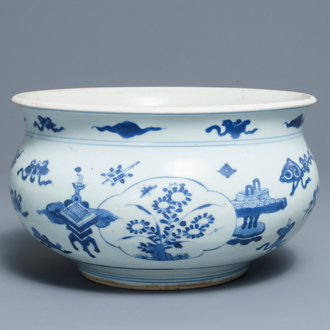 Een Chinese blauwwitte wierookbrander met decor van antiquiteiten, Kangxi