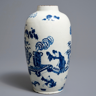 Un vase en faïence de Delft en bleu et blanc à décor de chinoiserie, 17/18ème