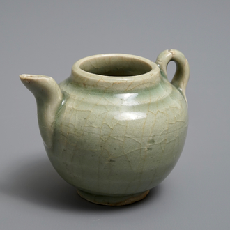 Une théière ou verseuse en porcelaine de Chine céladon, Song/Yuan