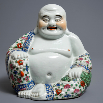 Une figure de Bouddha en porcelaine de Chine famille rose, 19/20ème