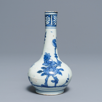 Un vase de forme bouteille en porcelaine de Chine bleu et blanc, Wanli