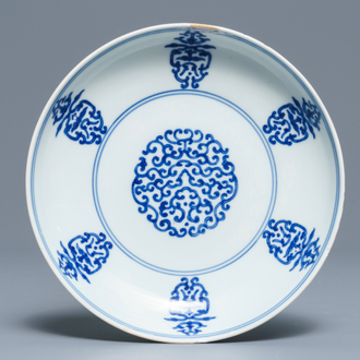 Een Chinees blauwwit bord met gestileerd shou decor, Qianlong merk en periode