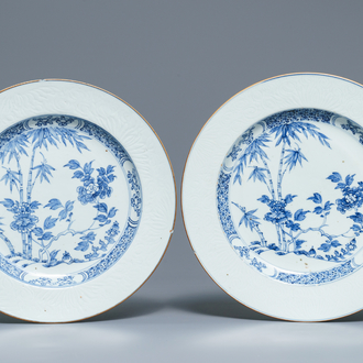 Een paar Chinese blauwwitte schotels met onderglazuur decor, Kangxi