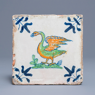 Een polychrome Delftse tegel met een zwaan, 1e helft 17e eeuw