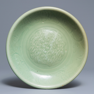 Un plat en porcelaine de Chine céladon de Longquan à décor incisé, Ming