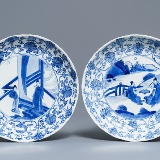 Twee Chinese blauwwitte gelobde borden met figuren, Kangxi merk en periode