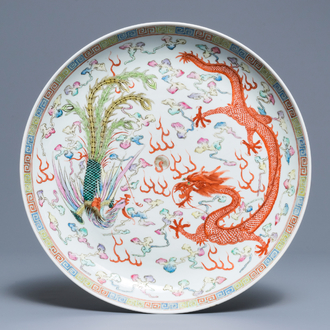 Een Chinese famille rose 'draak en feniks' schotel, Guangxu merk en periode