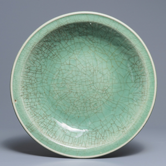 Un grand plat en porcelaine de Chine céladon-vert de Zhejiang, Ming